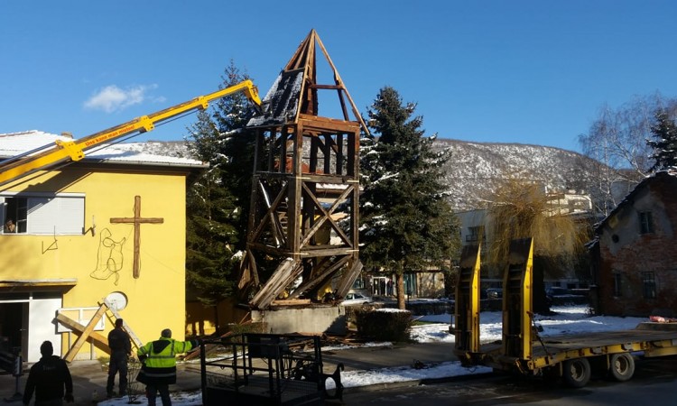 Srušen oštećeni crkveni zvonik u Drvaru